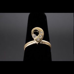 Gorgeous 18k Gold And Diamond Ring